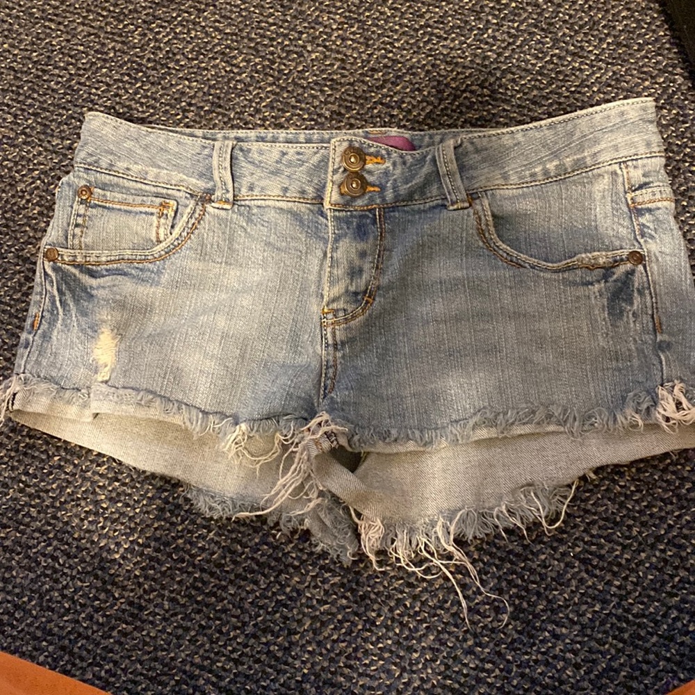 pink shirt booty jean shorts